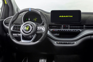 Interieur mit Lenkrad und Display des Abarth 500e